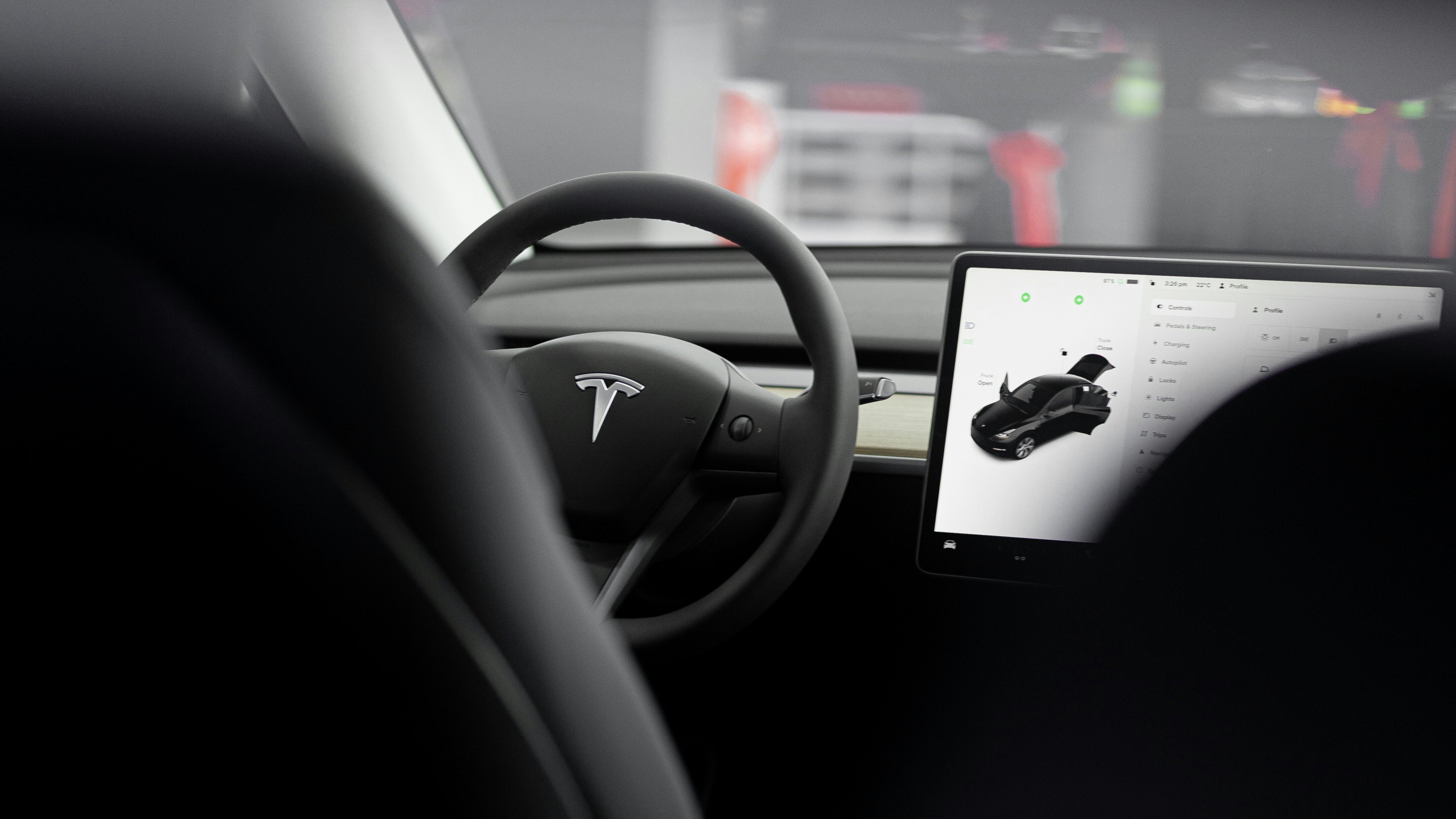 Smart Driving: How Mid-Size Upgrades Are Shaping the Tesla Ecosystem in 2025